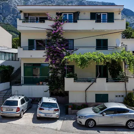 Mario In With A Shady Terrace Apartment Makarska