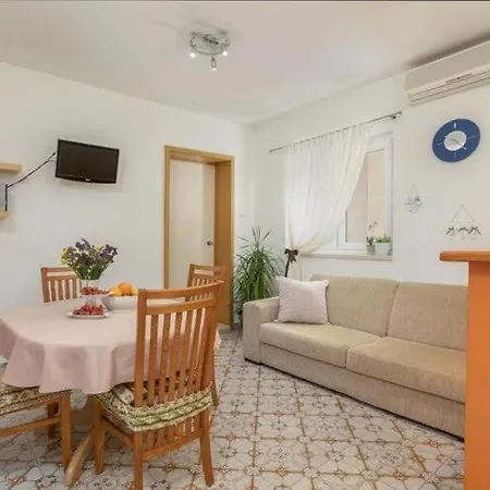 Mario In With A Shady Terrace Apartment *