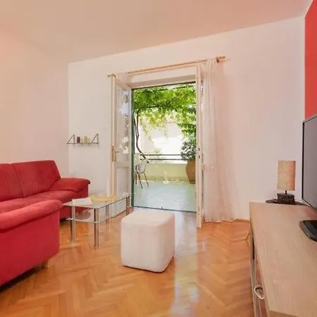 Mario In With A Shady Terrace Apartment Makarska